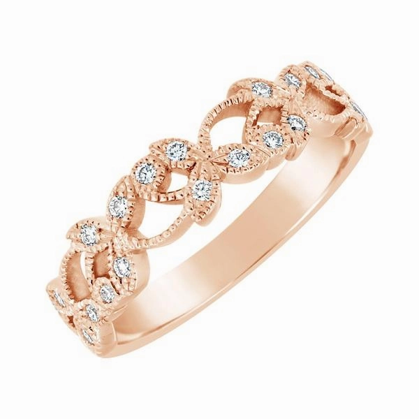 Alliance en or rose sertie de diamants.