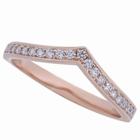 Alliance en or rose sertie de diamants.