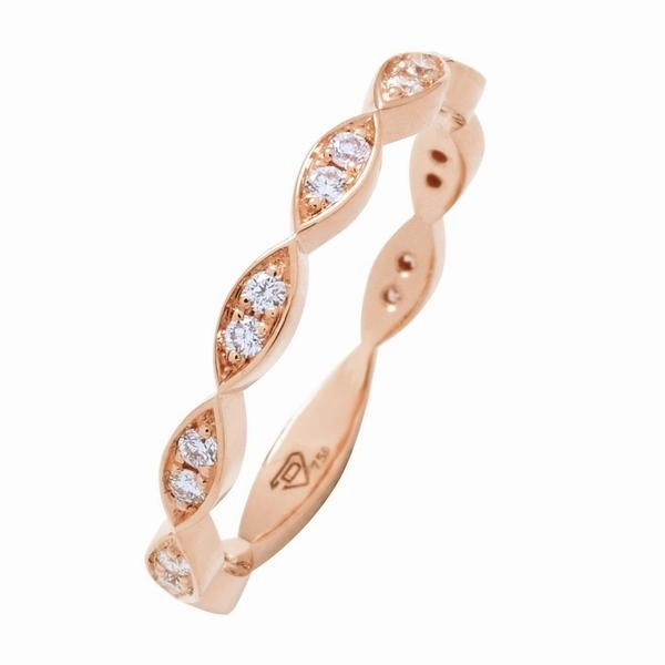 Alliance en or rose sertie de diamants.
