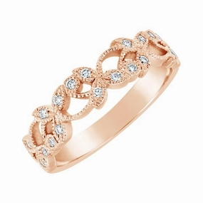 Alliance en or rose sertie de diamants.