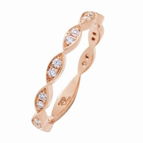 Alliance en or rose sertie de diamants.