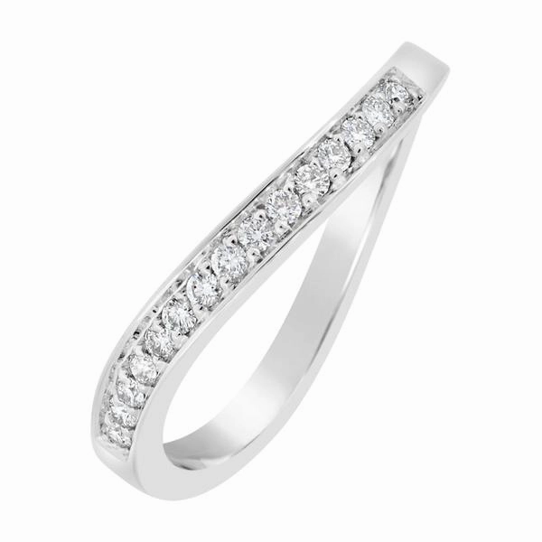 Alliance or blanc sertie de diamants.