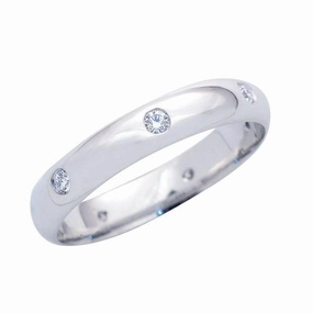 Alliance or blanc sertie de diamants.