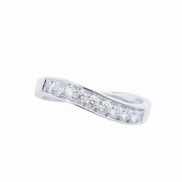 Alliance or blanc sertie de diamants.