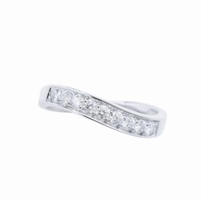 Alliance or blanc sertie de diamants.
