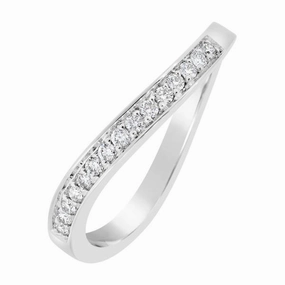 Alliance or blanc sertie de diamants.