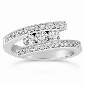 Alliance or blanc sertie de diamants.