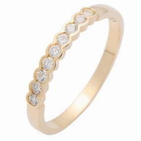 Alliance or jaune sertie de diamants.