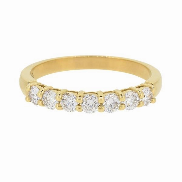 Alliance or jaune sertie de diamants.