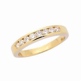 Alliance or jaune sertie de diamants.