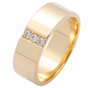 Alliance or jaune sertie de diamants.