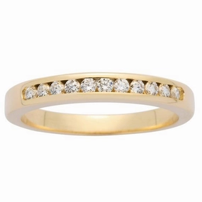 Alliance or jaune sertie de diamants.