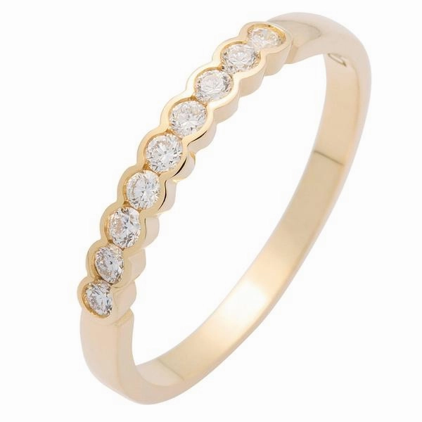 Alliance or jaune sertie de diamants.