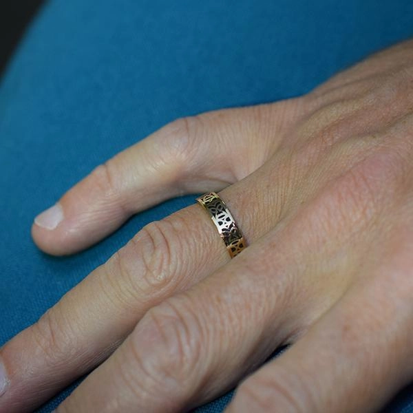 Alliance tiki en or jaune 18 carats r??sine noir largeur 4,5 mm
