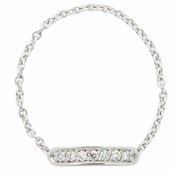 Bague chaine en or blanc sertie de diamants.