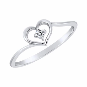 Bague coeur en or blanc sertie d 'un diamant.