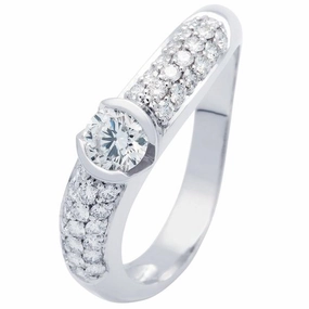 Bague en or blanc 18 carats sertie de diamants.