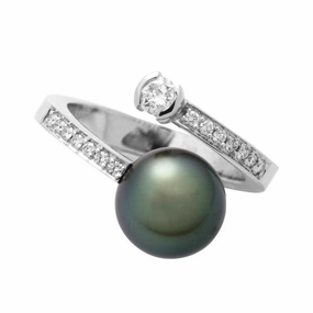 Bague en or blanc 18 cts , 14 diamants : 0,1 ct 1 diamant de 0.15 ct et une perle de Tahiti