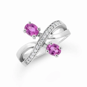 Bague en or blanc serti d'un saphir et de diamants.