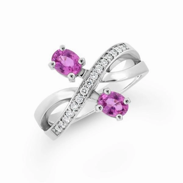 Bague en or blanc serti d'un saphir et de diamants.