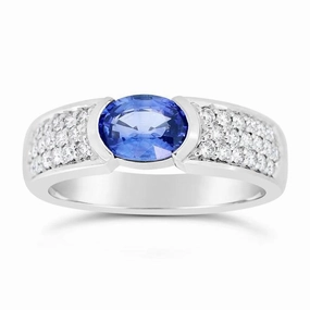 Bague en or blanc sertie d' un saphir et de diamants