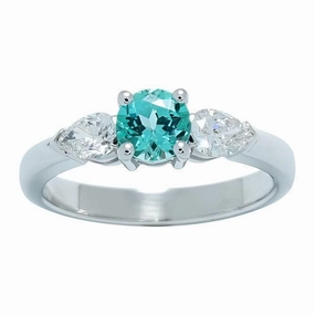 Bague en or blanc sertie d'un chrysoberyl de synth???se et de diamants.