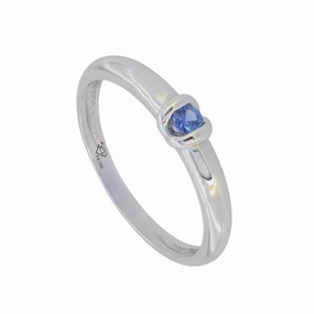 Bague en or blanc sertie d'un saphir.
