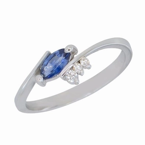 Bague en or blanc sertie d'un saphir et de diamants.