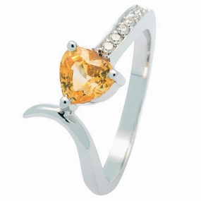 Bague en or blanc sertie d'un saphir et de diamants.