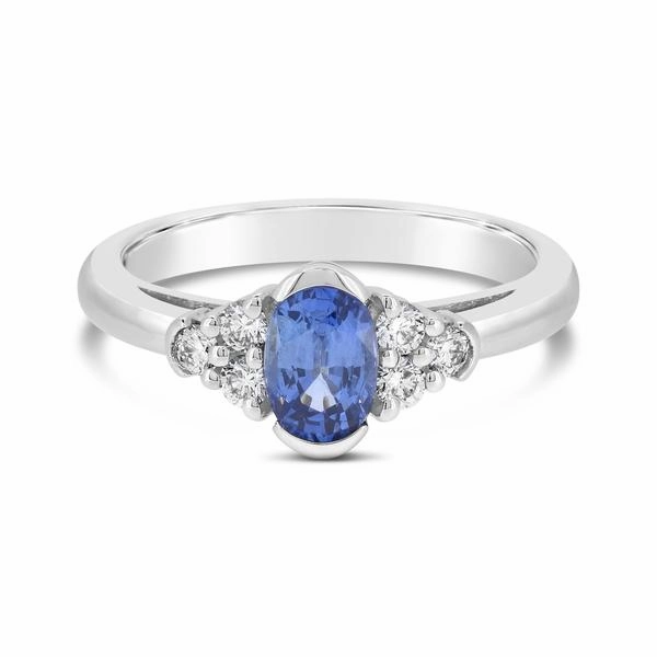 Bague en or blanc sertie d'un saphir et de diamants.
