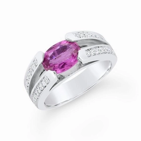 bague en or blanc sertie d un saphir et de diamants.