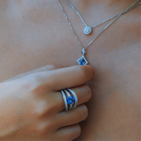 Bague en or blanc sertie d'un saphir et de diamants.