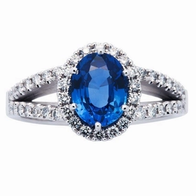 Bague en or blanc sertie d'un saphir et de diamants.