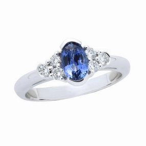 Bague en or blanc sertie d'un saphir et de diamants.