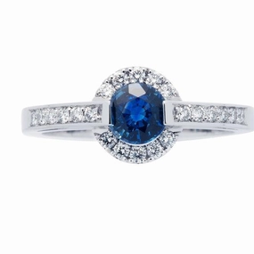 Bague en or blanc sertie d'un saphir et de diamants.