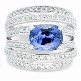 Bague en or blanc sertie d'un saphir et de diamants.