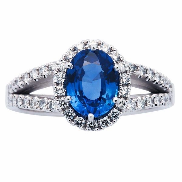 Bague en or blanc sertie d'un saphir et de diamants.
