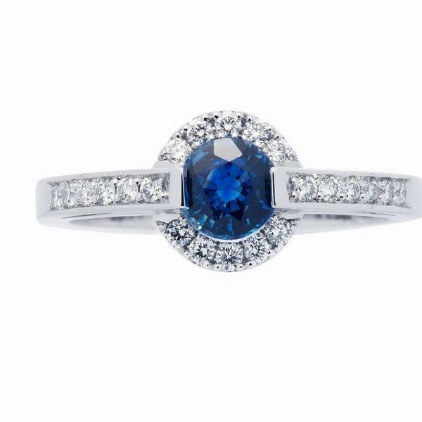 Bague en or blanc sertie d'un saphir et de diamants.