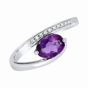 Bague en or blanc sertie d'une amethyste et de diamants.