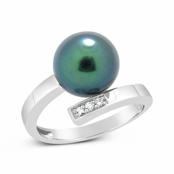 Bague en or blanc sertie d'une perle de Tahiti et de diamants.