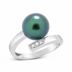 Bague en or blanc sertie d'une perle de Tahiti et de diamants.