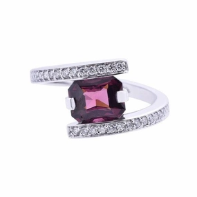 Bague en or blanc sertie d'une rhodolite et de diamants.