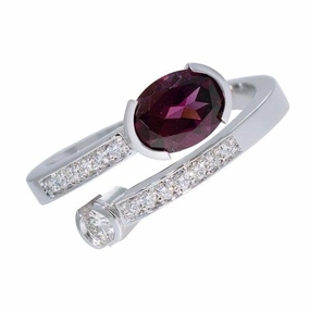 Bague en or blanc sertie d'une rhodonite et de diamants.