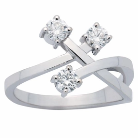 Bague en or blanc sertie de diamants.