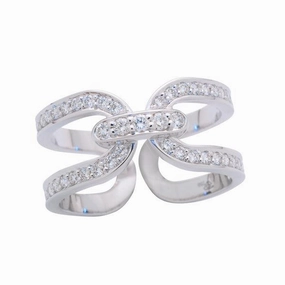 Bague en or blanc sertie de diamants.