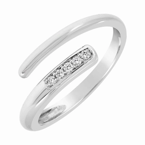 Bague en or blanc sertie de diamants.