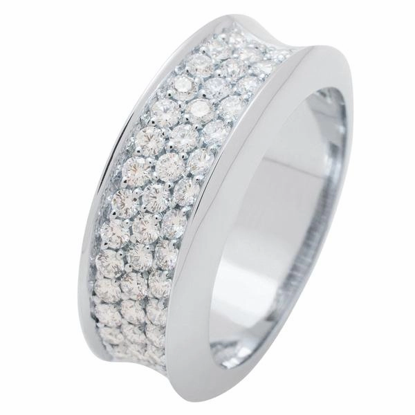 Bague en or blanc sertie de diamants.