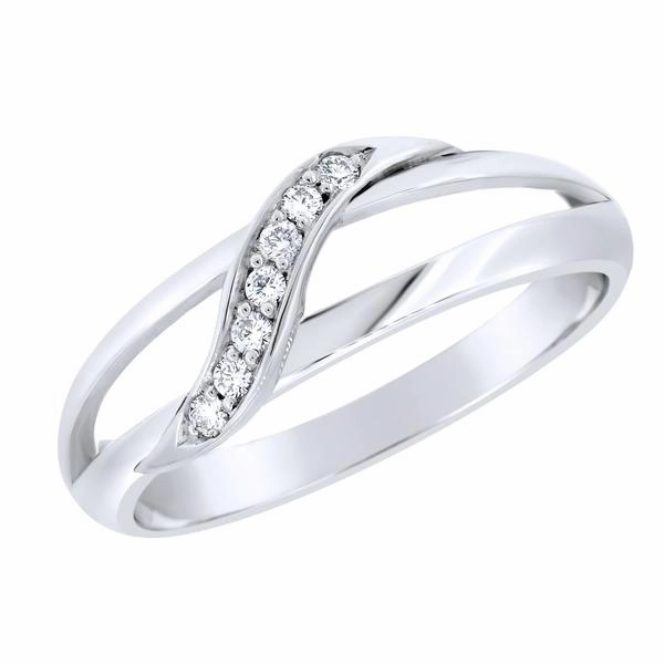 Bague en or blanc sertie de diamants.