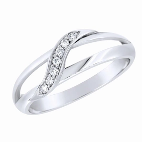 Bague en or blanc sertie de diamants.