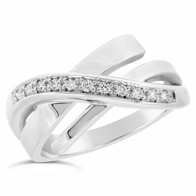 Bague en or blanc sertie de diamants.